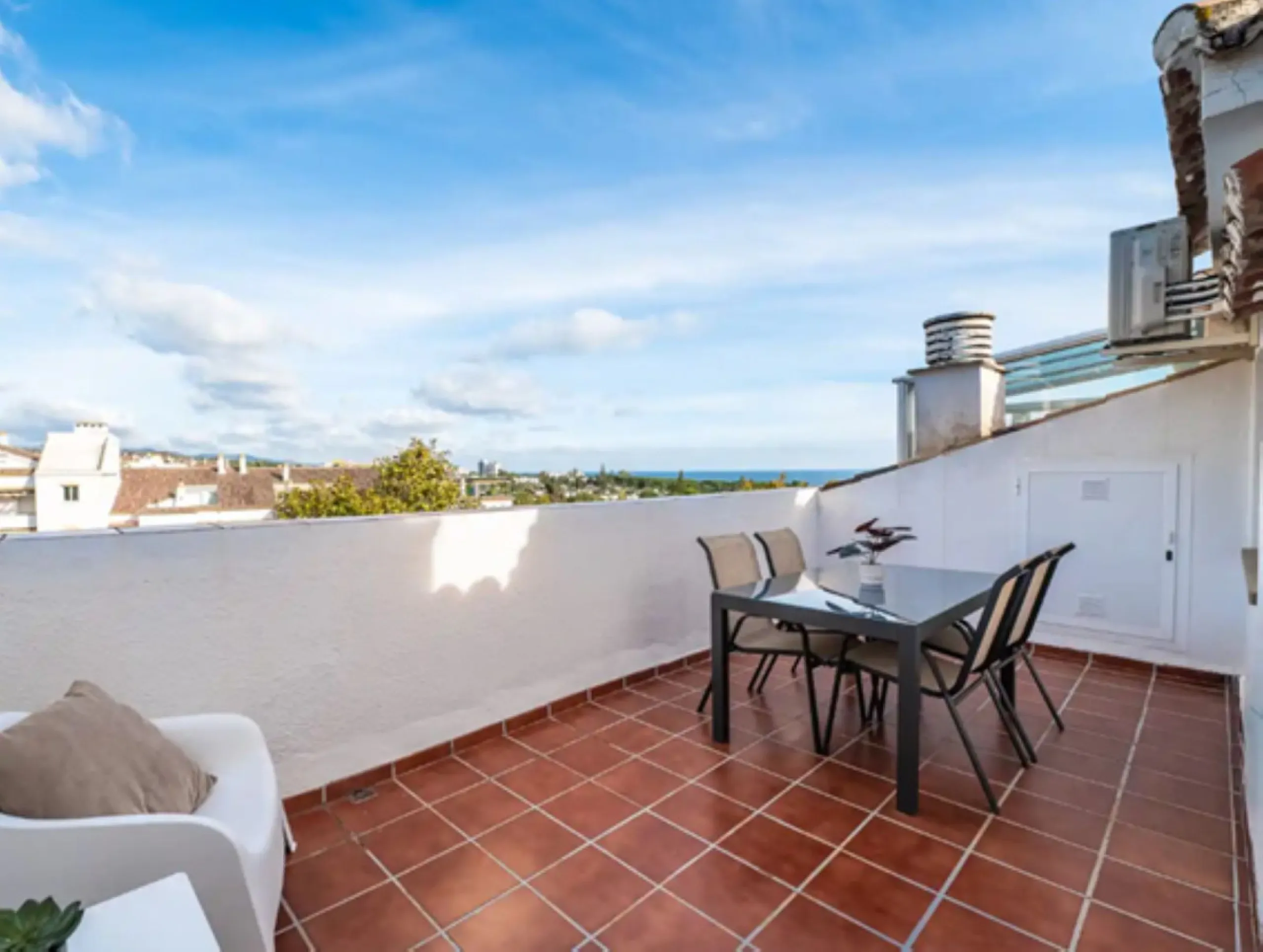 Discover this spectacular penthouse located on the famous golden mile of Marbella!, in the prestigious urbanization of La Carolina, an unbeatable location within walking distance of the beach, the center of Marbella and all kinds of services including pub