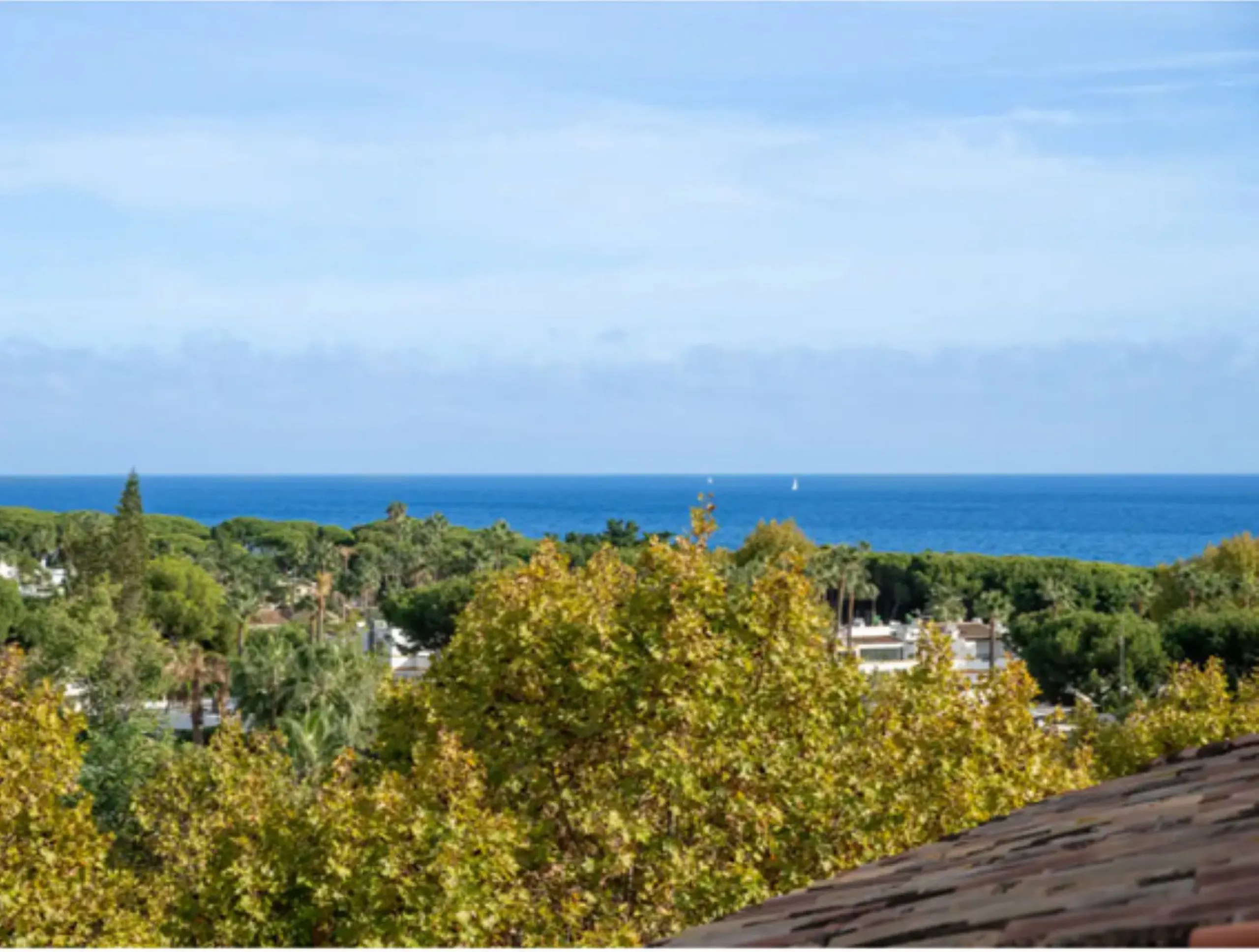 Discover this spectacular penthouse located on the famous golden mile of Marbella!, in the prestigious urbanization of La Carolina, an unbeatable location within walking distance of the beach, the center of Marbella and all kinds of services including pub
