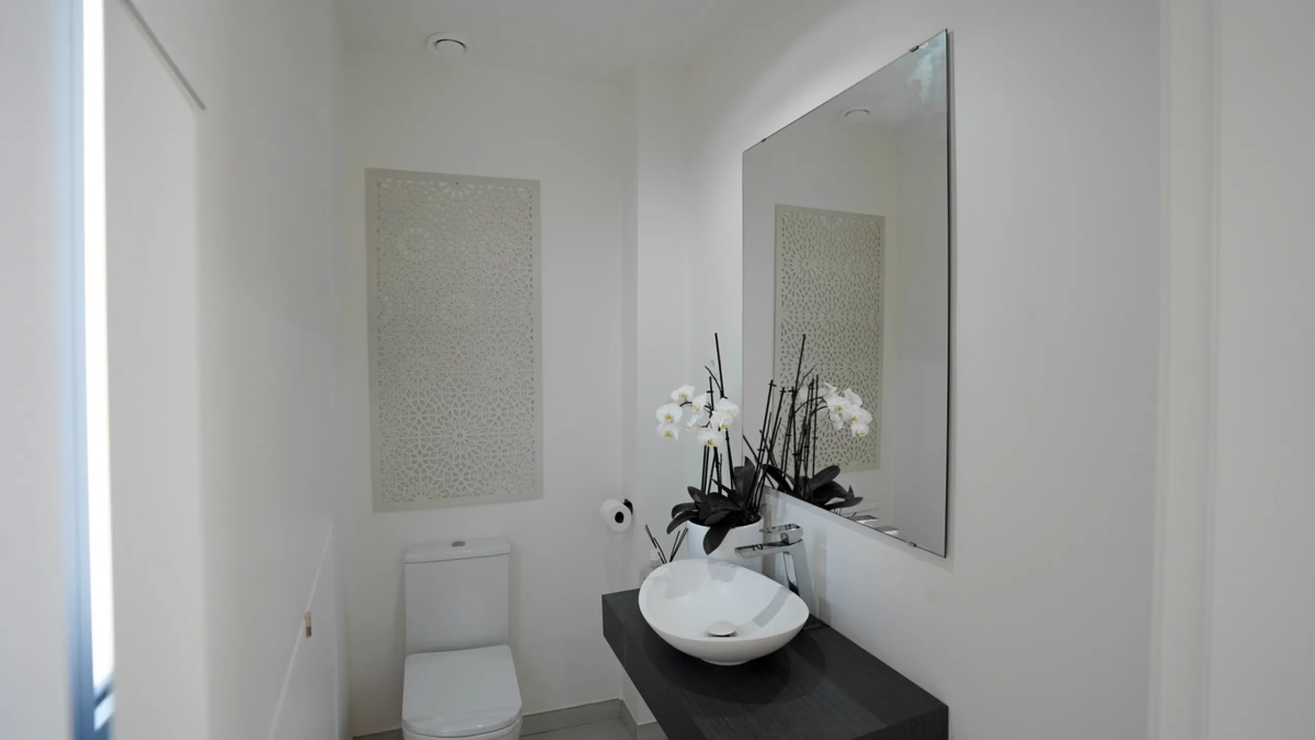 This beautifully furnished 3-bedroom semi-detached house is located in the sought-after Bahía de las Rocas area of Manilva, perfectly positioned between Sotogrande and La Duquesa. Set within a secure gated community, this south-facing property offers brea