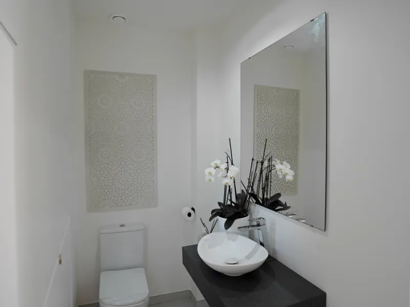 This beautifully furnished 3-bedroom semi-detached house is located in the sought-after Bahía de las Rocas area of Manilva, perfectly positioned between Sotogrande and La Duquesa. Set within a secure gated community, this south-facing property offers brea