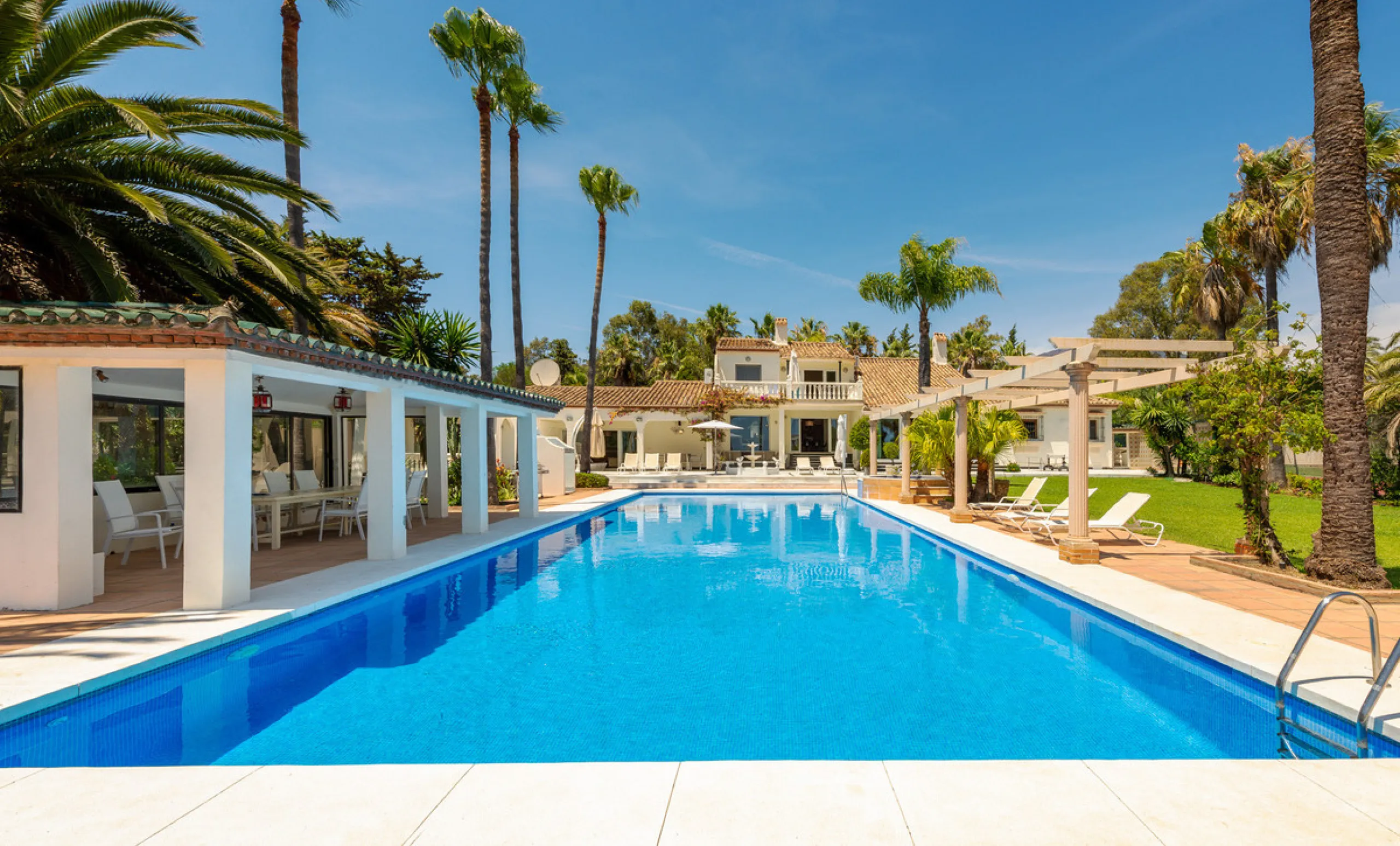 Magnificent Villa facing the Sea