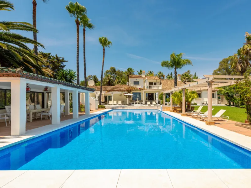 Magnificent Villa facing the Sea