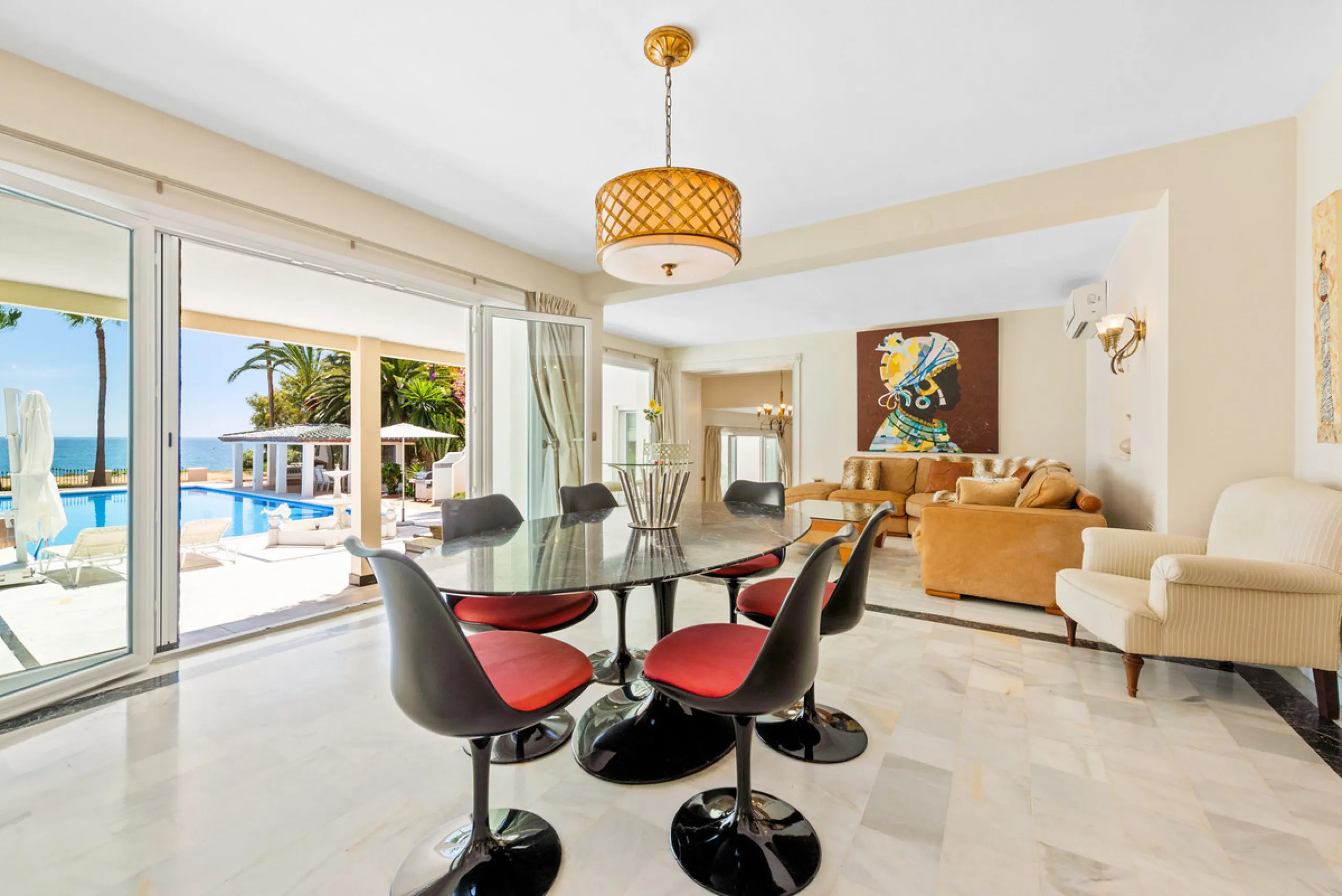 Magnificent Villa facing the Sea