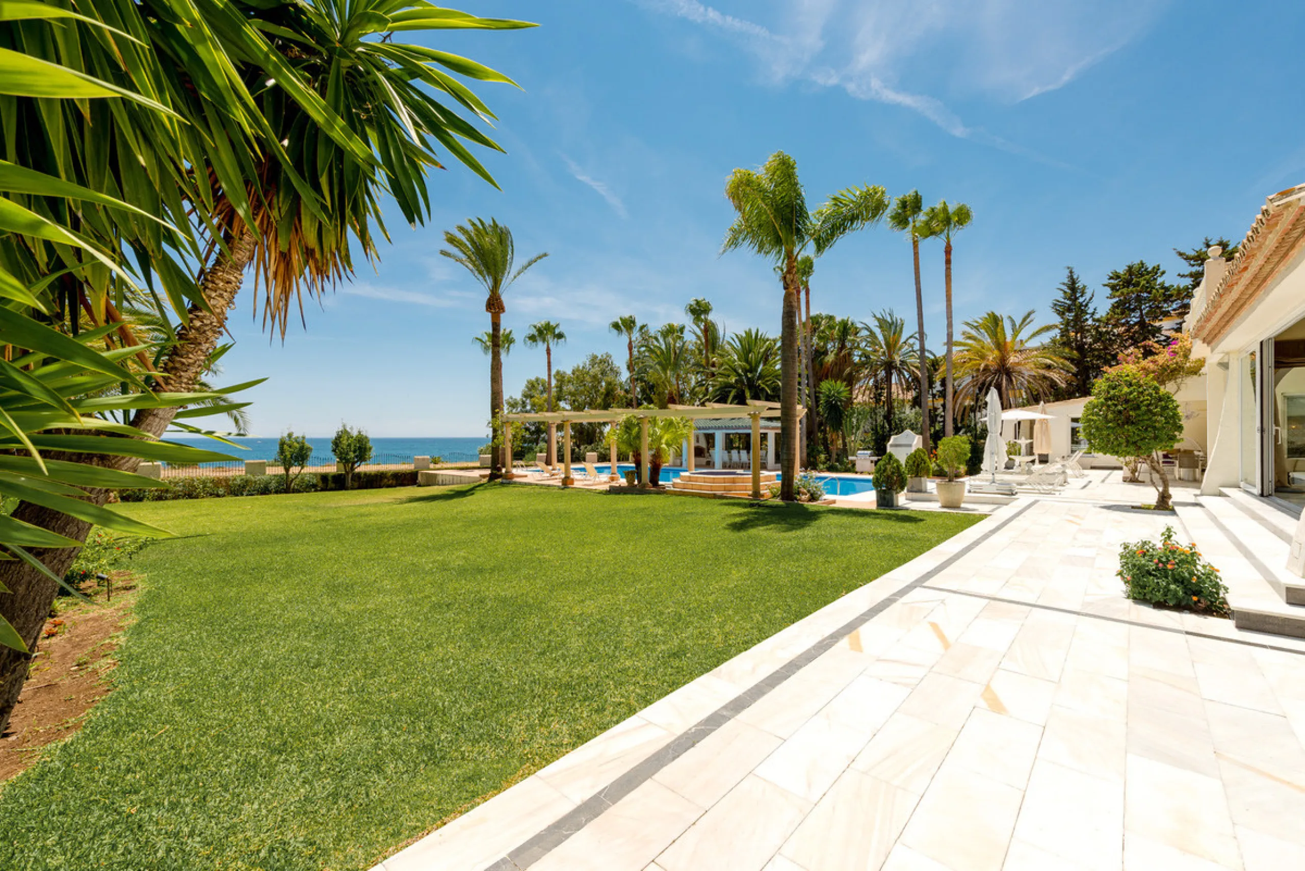 Magnificent Villa facing the Sea