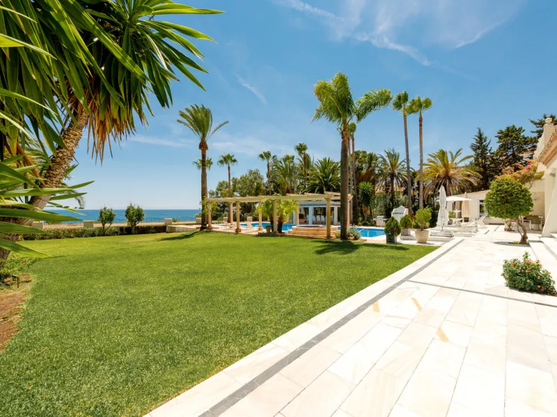 Magnificent Villa facing the Sea