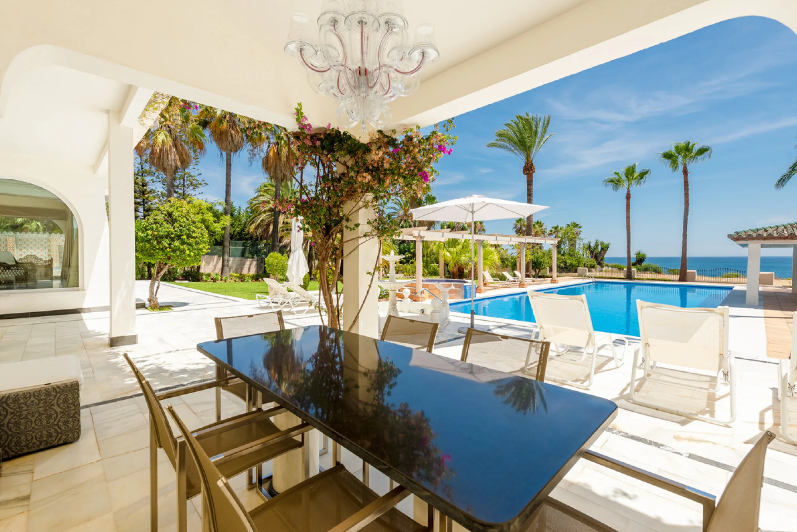 Magnificent Villa facing the Sea