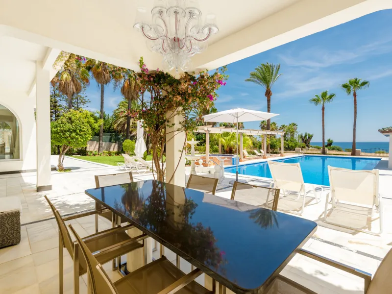 Magnificent Villa facing the Sea