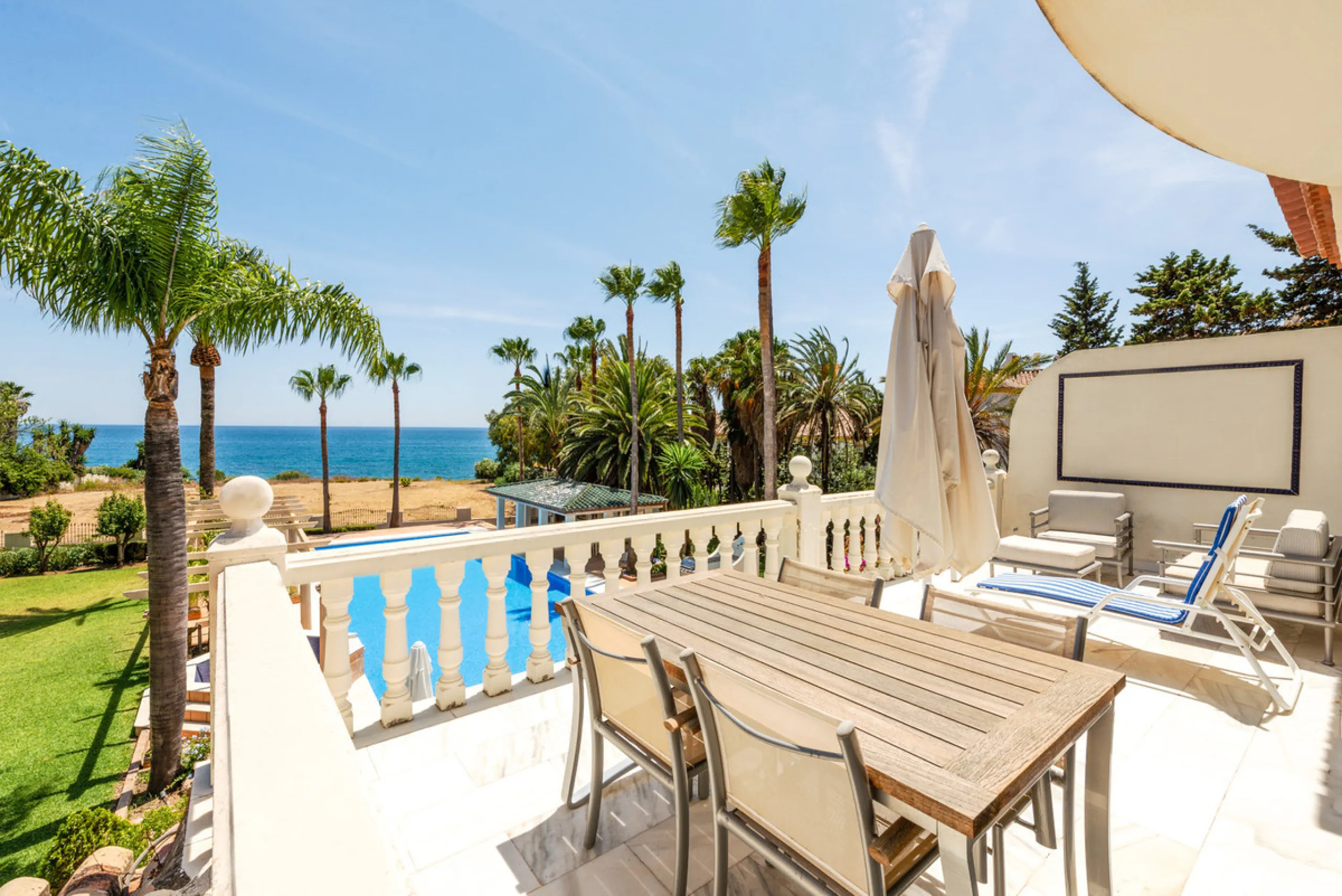 Magnificent Villa facing the Sea