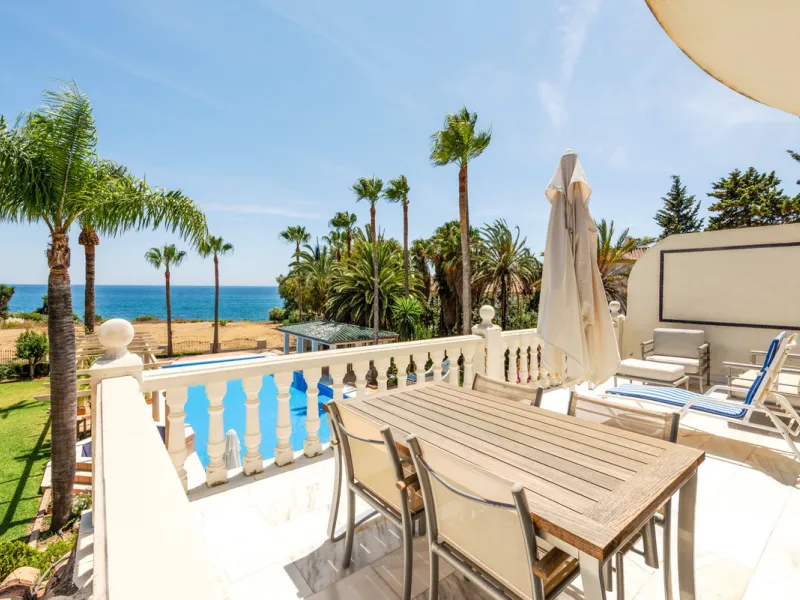 Magnificent Villa facing the Sea
