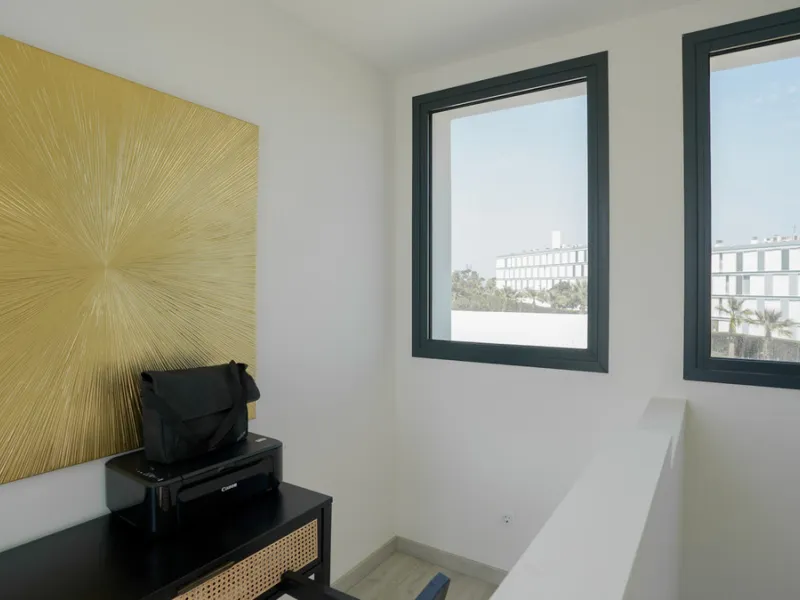 This beautifully furnished 3-bedroom semi-detached house is located in the sought-after Bahía de las Rocas area of Manilva, perfectly positioned between Sotogrande and La Duquesa. Set within a secure gated community, this south-facing property offers brea