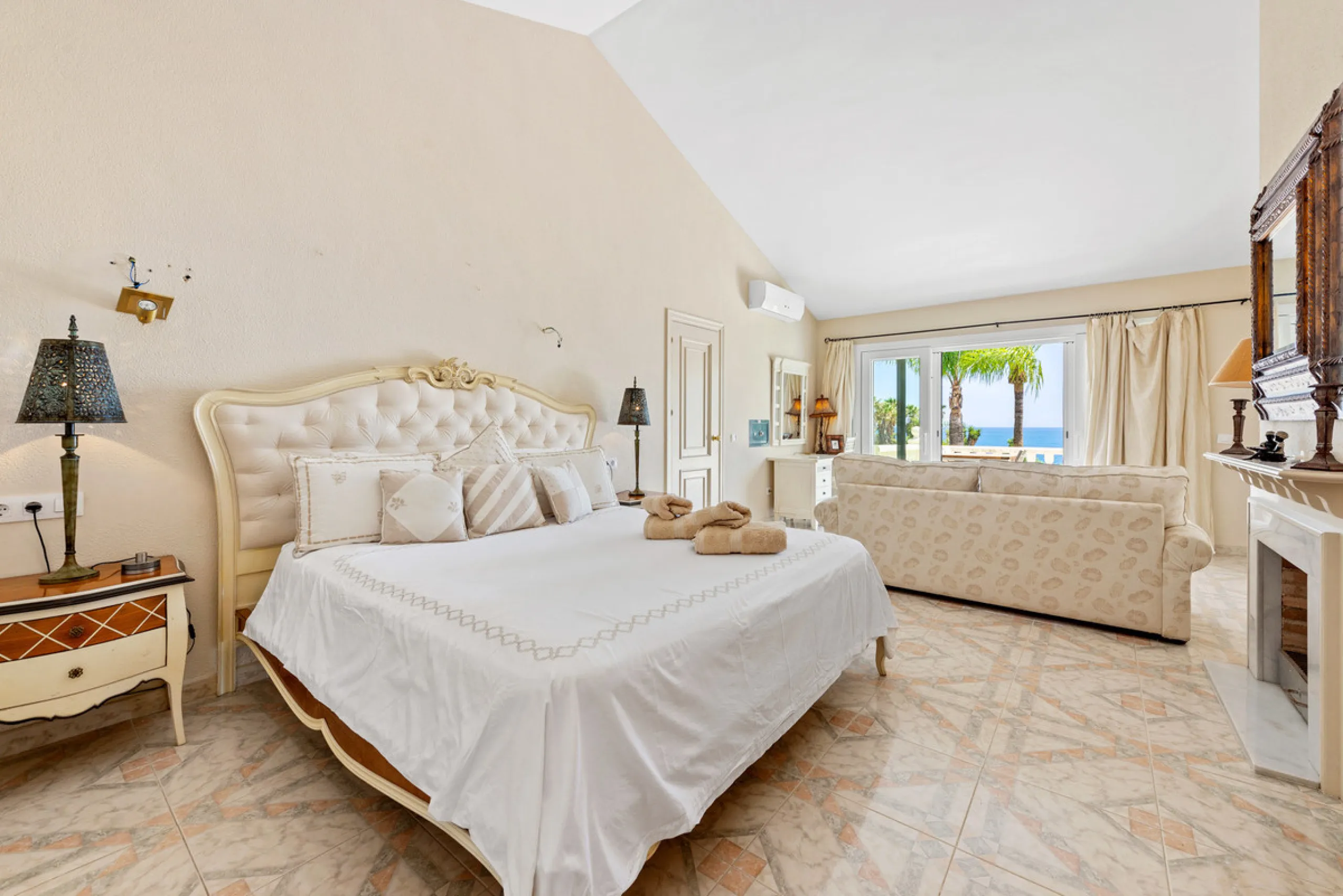 Magnificent Villa facing the Sea