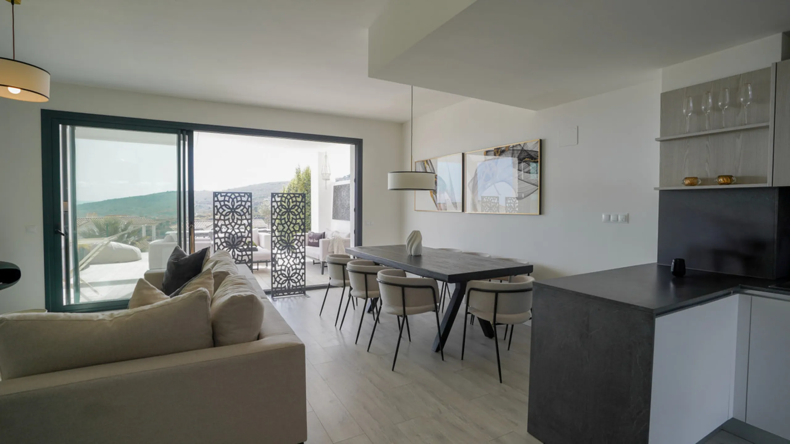 This beautifully furnished 3-bedroom semi-detached house is located in the sought-after Bahía de las Rocas area of Manilva, perfectly positioned between Sotogrande and La Duquesa. Set within a secure gated community, this south-facing property offers brea