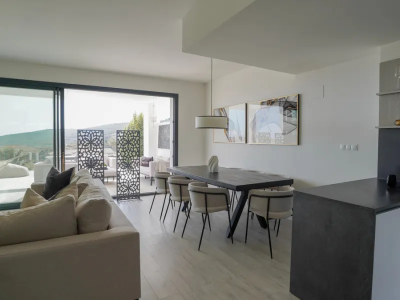 This beautifully furnished 3-bedroom semi-detached house is located in the sought-after Bahía de las Rocas area of Manilva, perfectly positioned between Sotogrande and La Duquesa. Set within a secure gated community, this south-facing property offers brea