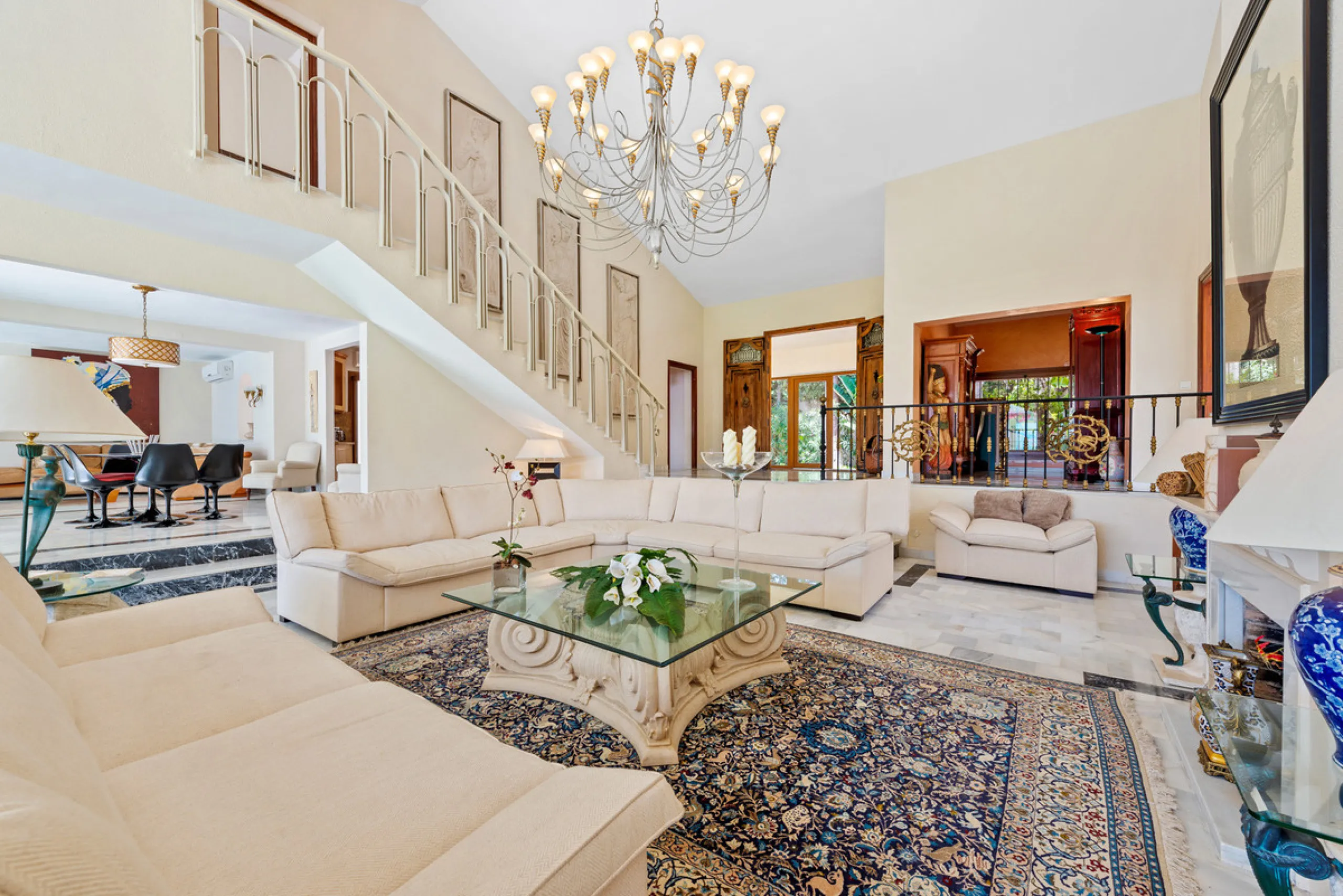 Magnificent Villa facing the Sea