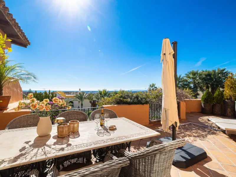 Fully renovated elevated ground-floor apartment located in La Cerquilla, one of the most established and sought-after residential areas of Nueva Andalucía, within the gated community of Les Belvederes.