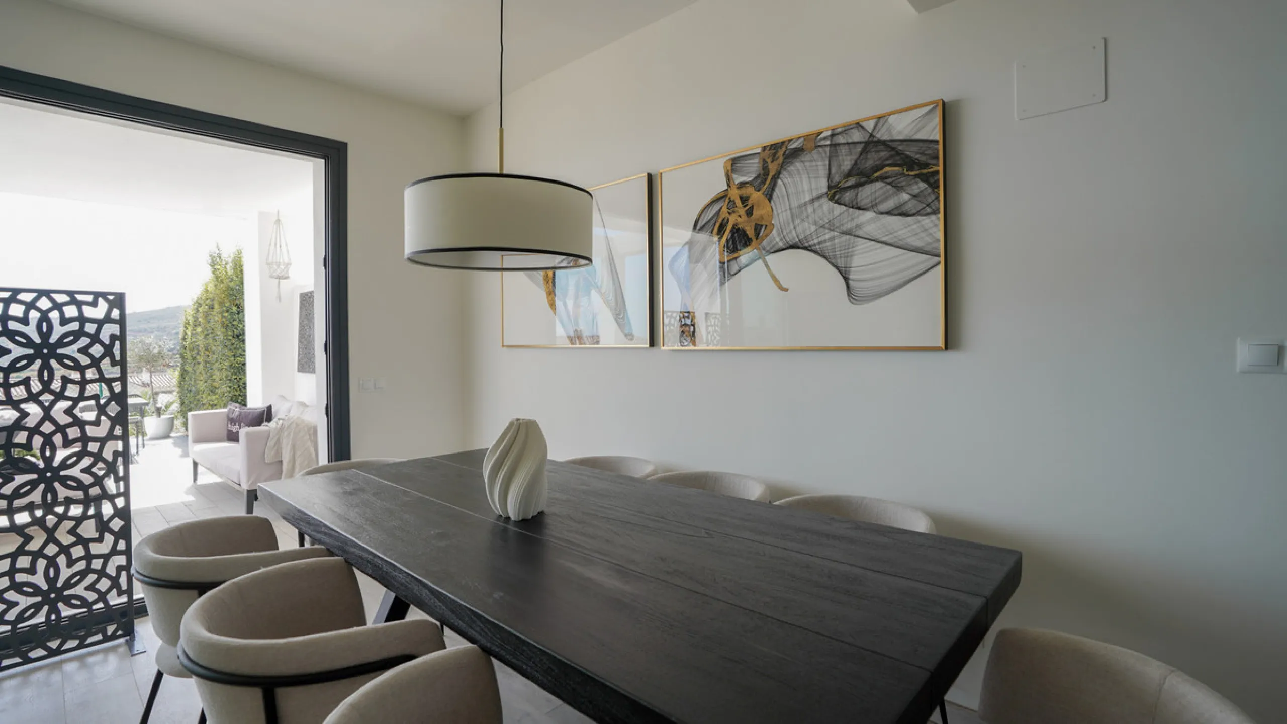 This beautifully furnished 3-bedroom semi-detached house is located in the sought-after Bahía de las Rocas area of Manilva, perfectly positioned between Sotogrande and La Duquesa. Set within a secure gated community, this south-facing property offers brea