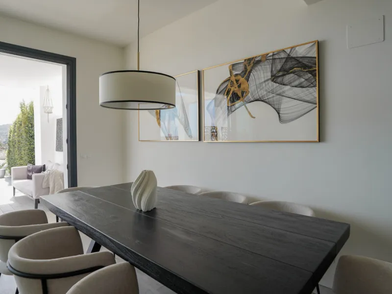 This beautifully furnished 3-bedroom semi-detached house is located in the sought-after Bahía de las Rocas area of Manilva, perfectly positioned between Sotogrande and La Duquesa. Set within a secure gated community, this south-facing property offers brea