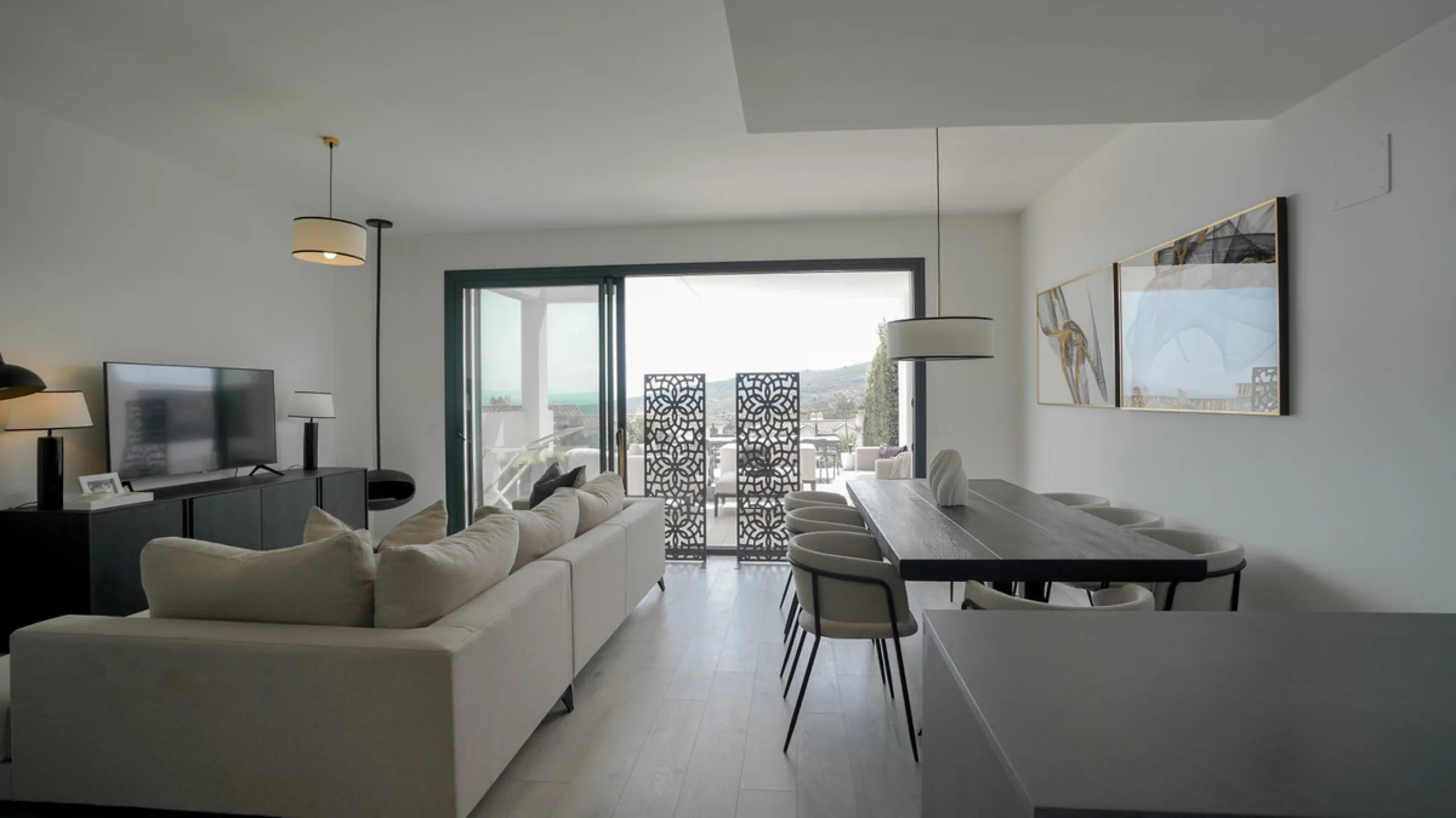 This beautifully furnished 3-bedroom semi-detached house is located in the sought-after Bahía de las Rocas area of Manilva, perfectly positioned between Sotogrande and La Duquesa. Set within a secure gated community, this south-facing property offers brea