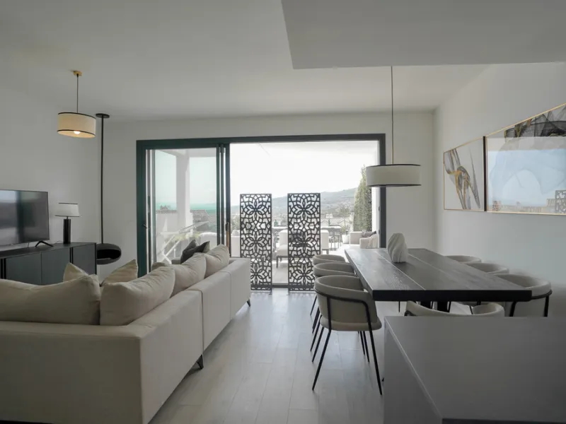 This beautifully furnished 3-bedroom semi-detached house is located in the sought-after Bahía de las Rocas area of Manilva, perfectly positioned between Sotogrande and La Duquesa. Set within a secure gated community, this south-facing property offers brea