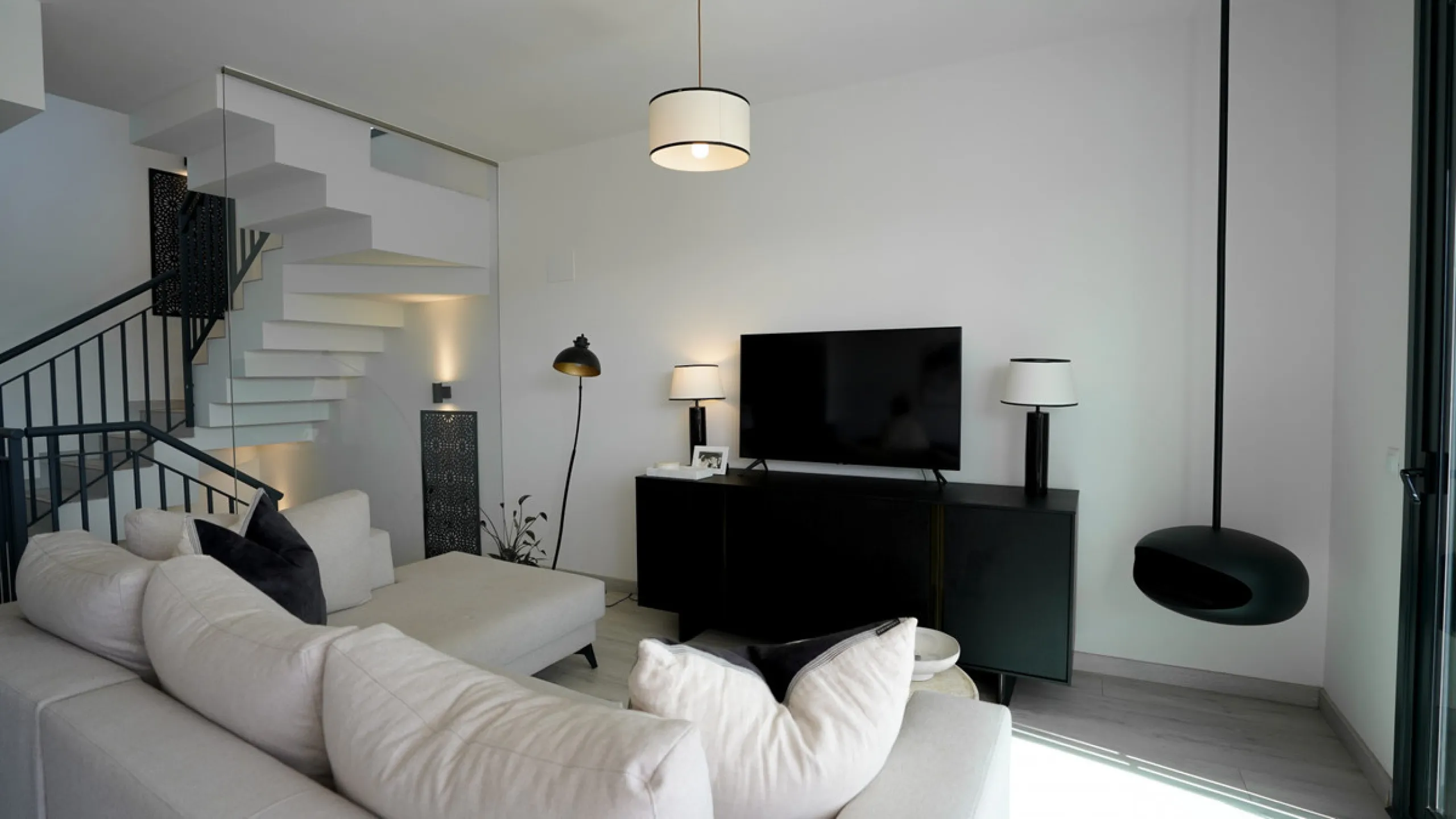 This beautifully furnished 3-bedroom semi-detached house is located in the sought-after Bahía de las Rocas area of Manilva, perfectly positioned between Sotogrande and La Duquesa. Set within a secure gated community, this south-facing property offers brea