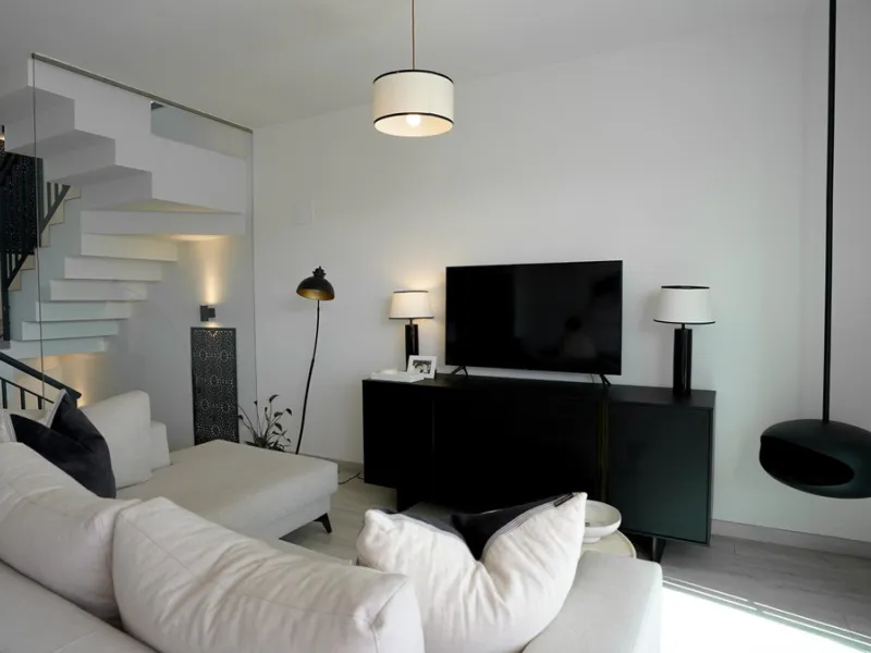 This beautifully furnished 3-bedroom semi-detached house is located in the sought-after Bahía de las Rocas area of Manilva, perfectly positioned between Sotogrande and La Duquesa. Set within a secure gated community, this south-facing property offers brea