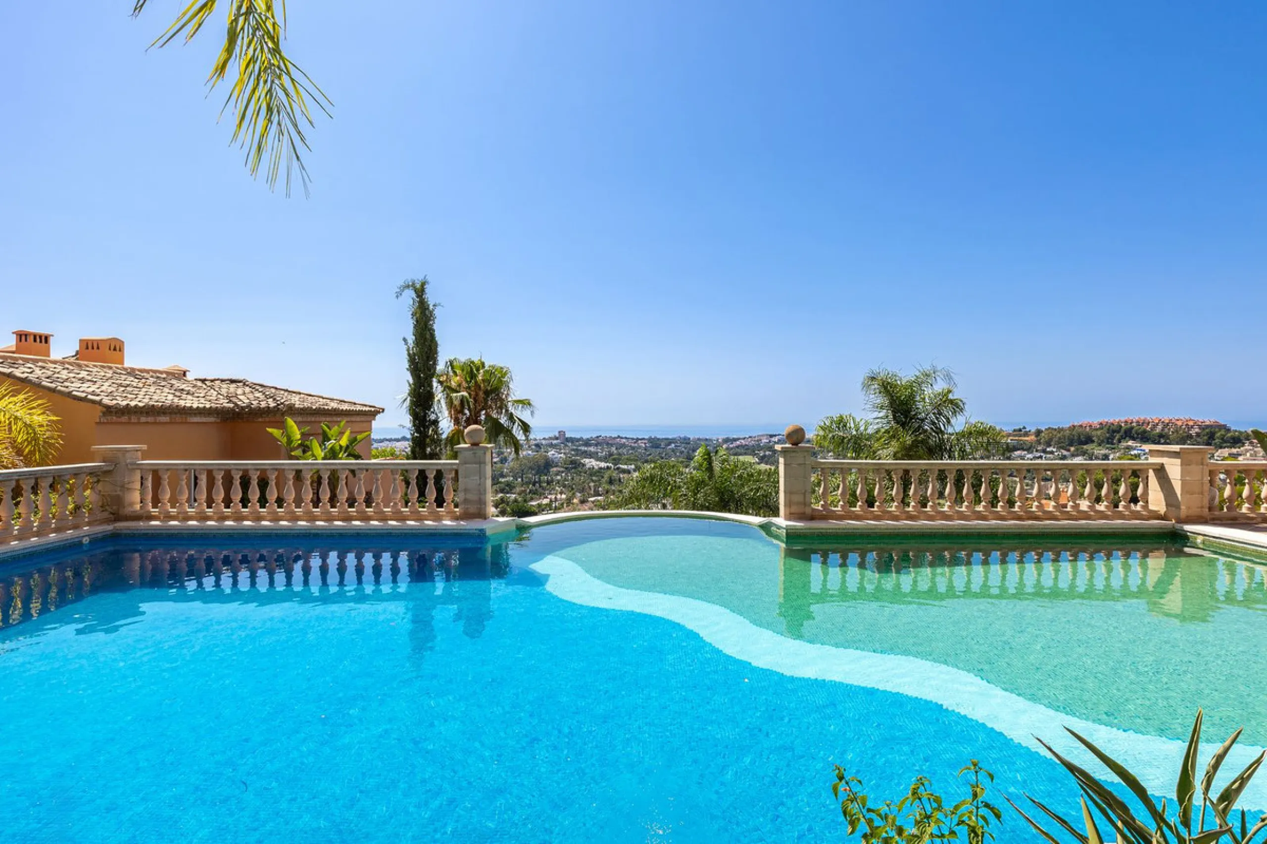 Apartment - Ground Floor Apartment в продаже в Marbella, Málaga. В доме 3 спален и 2 ванных комнат. Площадь дома 217 м²