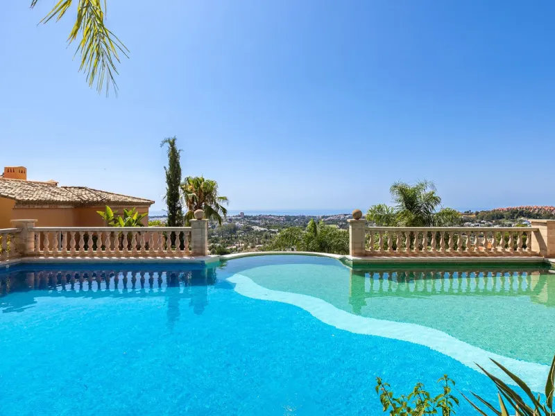 Apartment - Ground Floor Apartment в продаже в Marbella, Málaga. В доме 3 спален и 2 ванных комнат. Площадь дома 217 м²