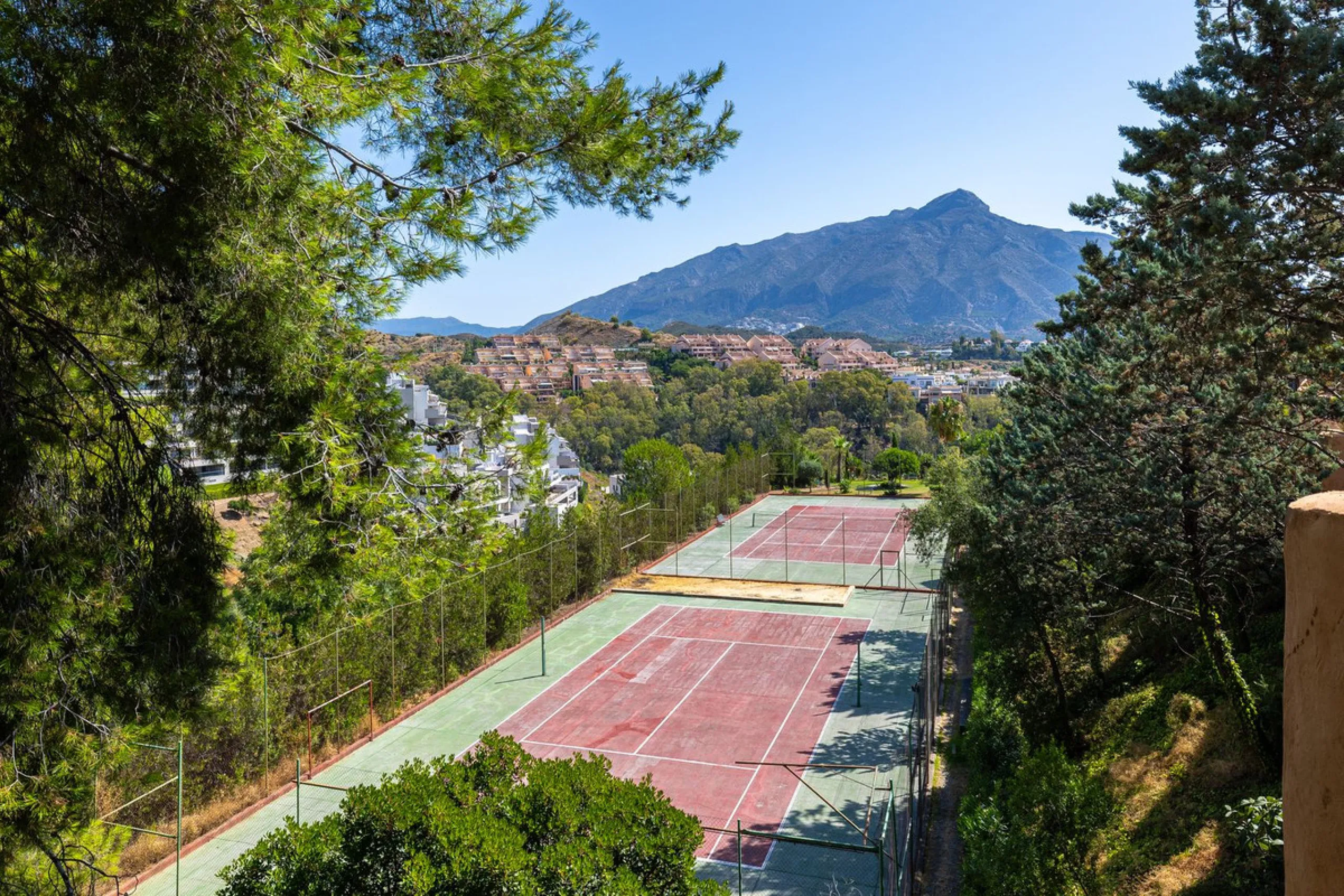 Apartment - Ground Floor Apartment в продаже в Marbella, Málaga. В доме 3 спален и 2 ванных комнат. Площадь дома 217 м²