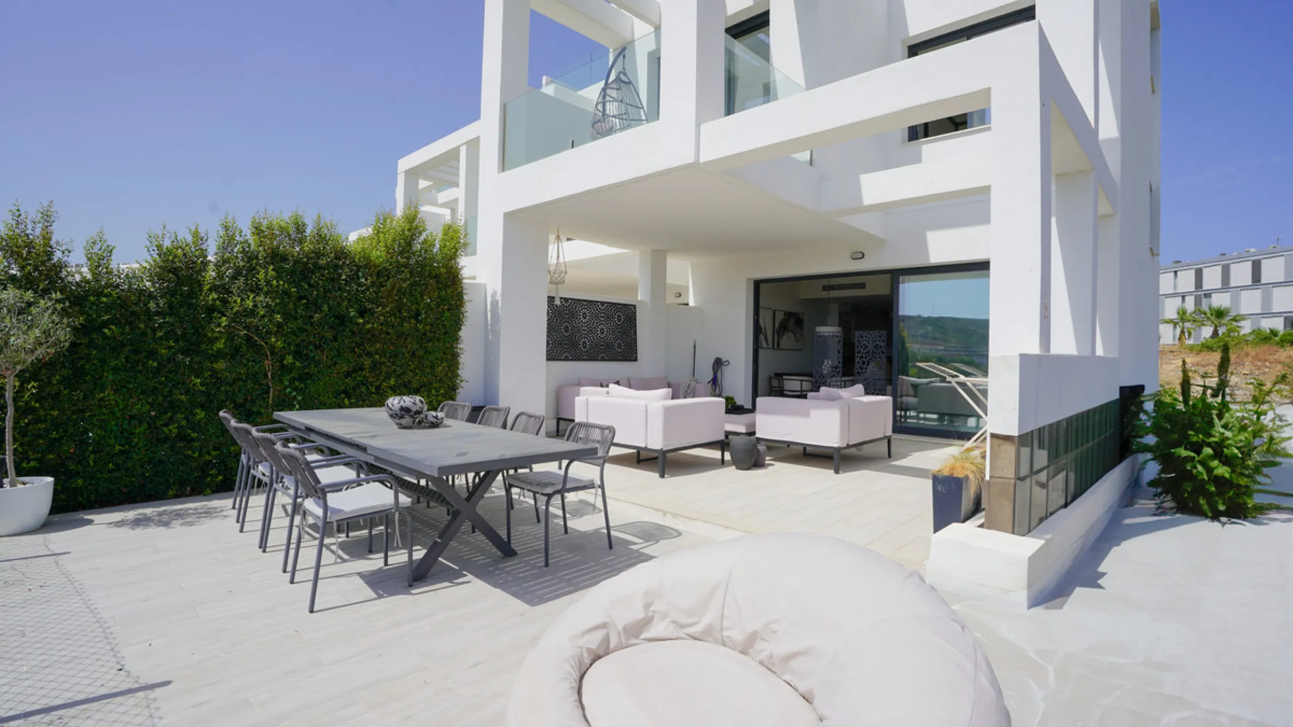 This beautifully furnished 3-bedroom semi-detached house is located in the sought-after Bahía de las Rocas area of Manilva, perfectly positioned between Sotogrande and La Duquesa. Set within a secure gated community, this south-facing property offers brea
