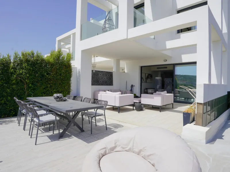This beautifully furnished 3-bedroom semi-detached house is located in the sought-after Bahía de las Rocas area of Manilva, perfectly positioned between Sotogrande and La Duquesa. Set within a secure gated community, this south-facing property offers brea