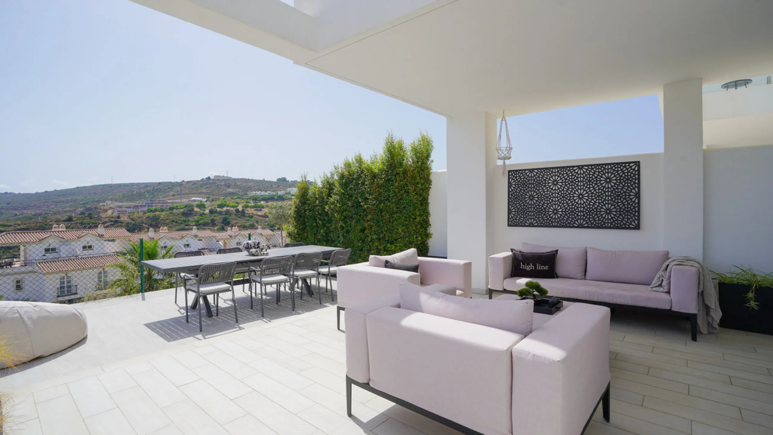 This beautifully furnished 3-bedroom semi-detached house is located in the sought-after Bahía de las Rocas area of Manilva, perfectly positioned between Sotogrande and La Duquesa. Set within a secure gated community, this south-facing property offers brea