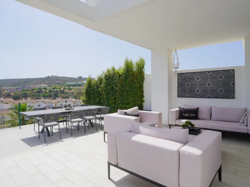 This beautifully furnished 3-bedroom semi-detached house is located in the sought-after Bahía de las Rocas area of Manilva, perfectly positioned between Sotogrande and La Duquesa. Set within a secure gated community, this south-facing property offers brea