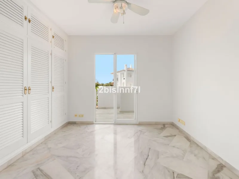 Apartment - Middle Floor Apartment в продаже в Marbella, Málaga. В доме 2 спален и 2 ванных комнат. Площадь дома 92 м²