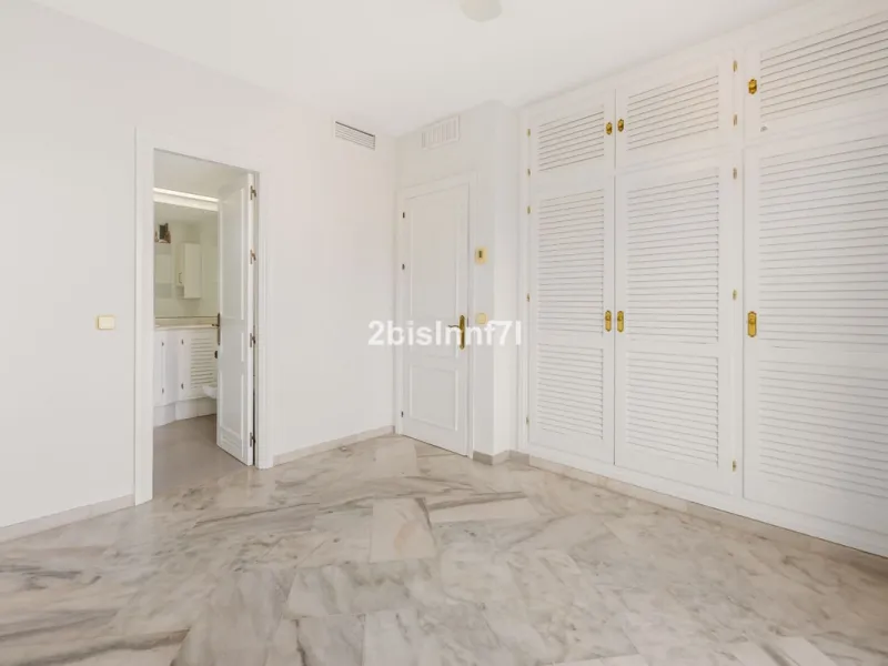 Apartment - Middle Floor Apartment в продаже в Marbella, Málaga. В доме 2 спален и 2 ванных комнат. Площадь дома 92 м²