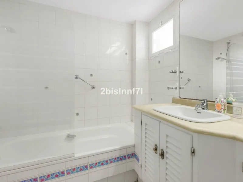 Apartment - Middle Floor Apartment в продаже в Marbella, Málaga. В доме 2 спален и 2 ванных комнат. Площадь дома 92 м²
