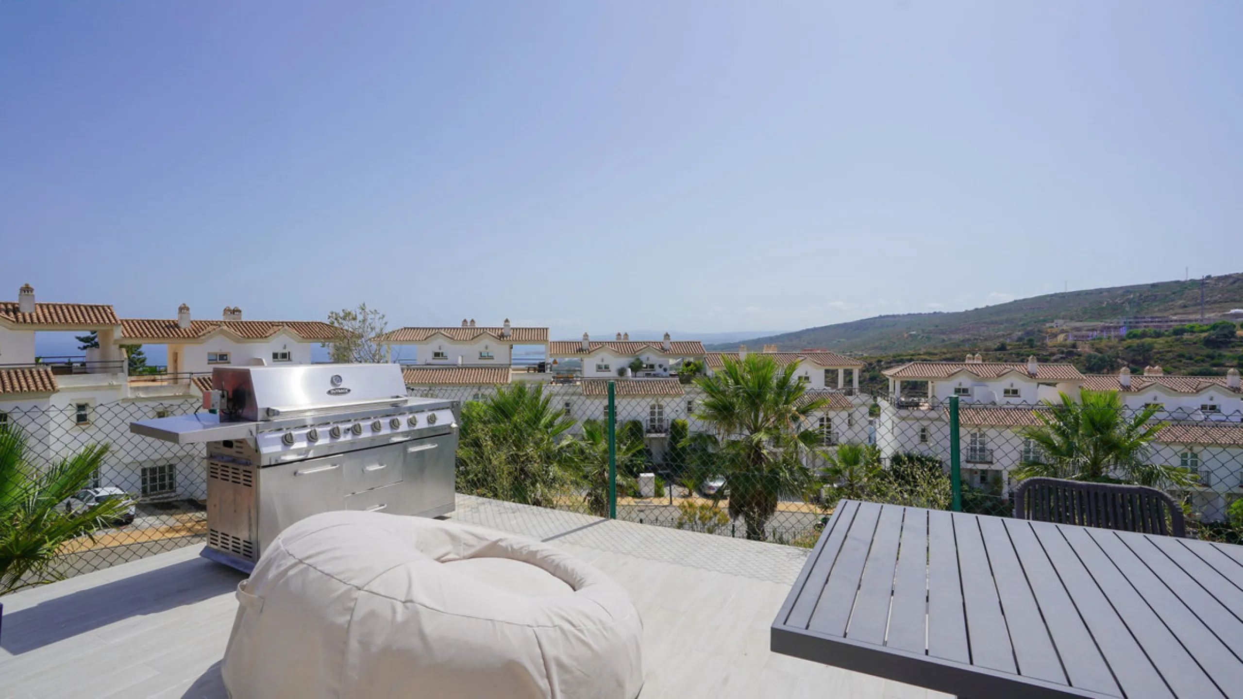 This beautifully furnished 3-bedroom semi-detached house is located in the sought-after Bahía de las Rocas area of Manilva, perfectly positioned between Sotogrande and La Duquesa. Set within a secure gated community, this south-facing property offers brea