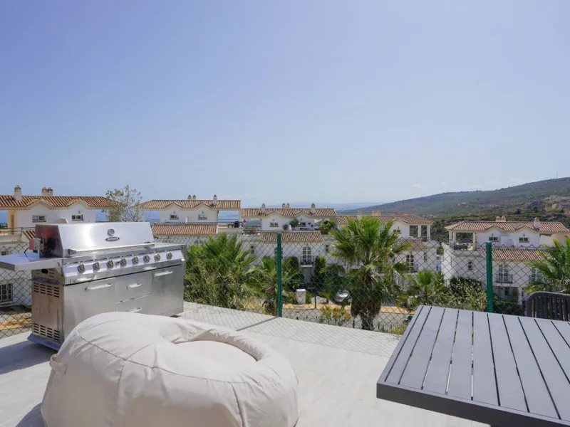This beautifully furnished 3-bedroom semi-detached house is located in the sought-after Bahía de las Rocas area of Manilva, perfectly positioned between Sotogrande and La Duquesa. Set within a secure gated community, this south-facing property offers brea