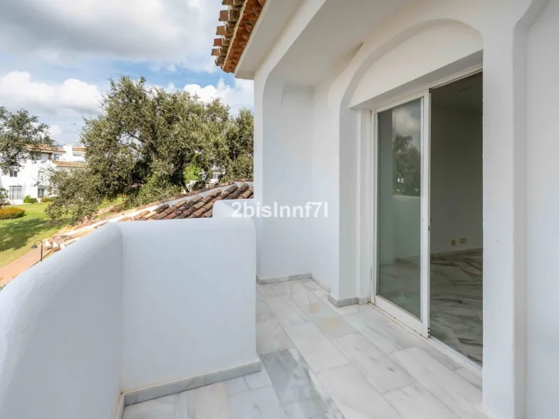 Apartment - Middle Floor Apartment в продаже в Marbella, Málaga. В доме 2 спален и 2 ванных комнат. Площадь дома 92 м²