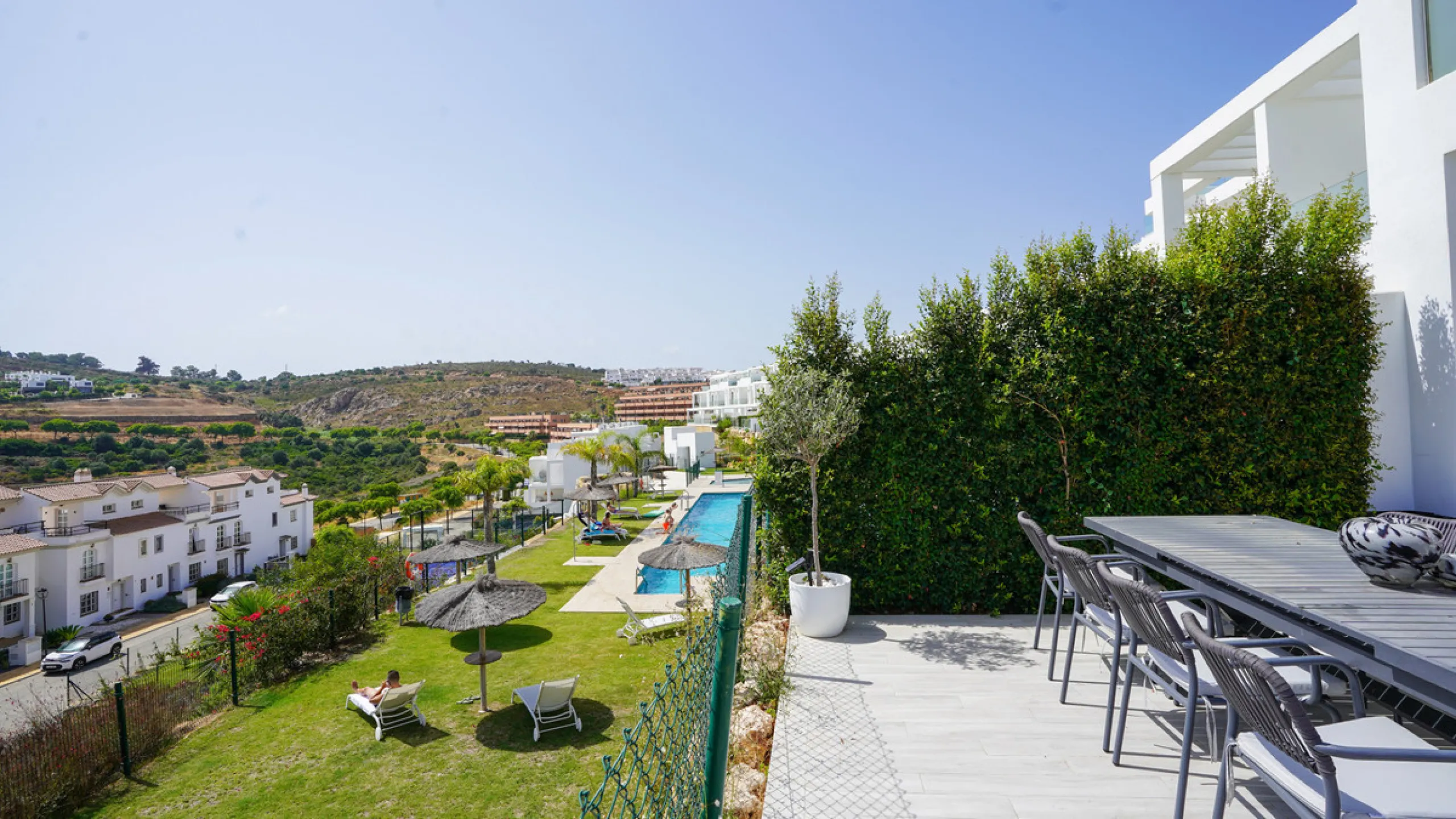 This beautifully furnished 3-bedroom semi-detached house is located in the sought-after Bahía de las Rocas area of Manilva, perfectly positioned between Sotogrande and La Duquesa. Set within a secure gated community, this south-facing property offers brea