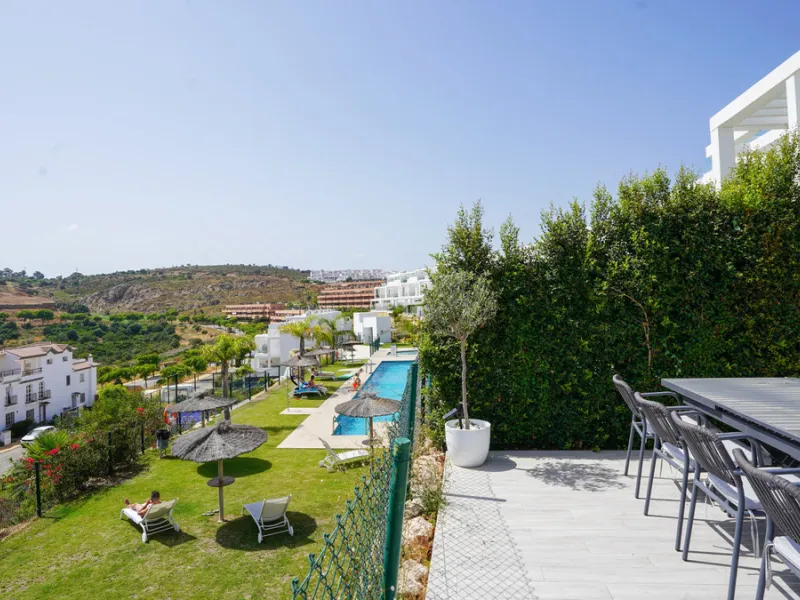 This beautifully furnished 3-bedroom semi-detached house is located in the sought-after Bahía de las Rocas area of Manilva, perfectly positioned between Sotogrande and La Duquesa. Set within a secure gated community, this south-facing property offers brea
