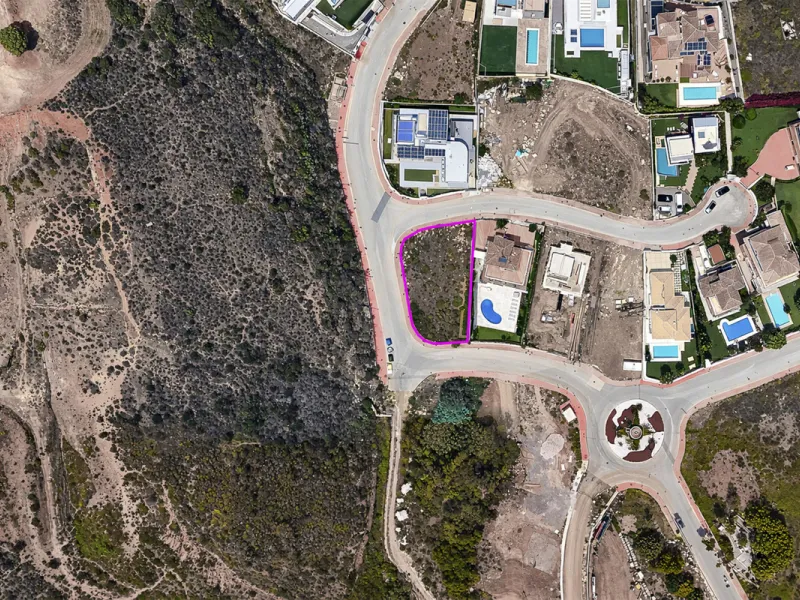 Located in the sought-after enclave of Buena Vista, Mijas, just above the prestigious Higuerón Resort, this exceptional corner plot offers over 800m² of flat, buildable land.