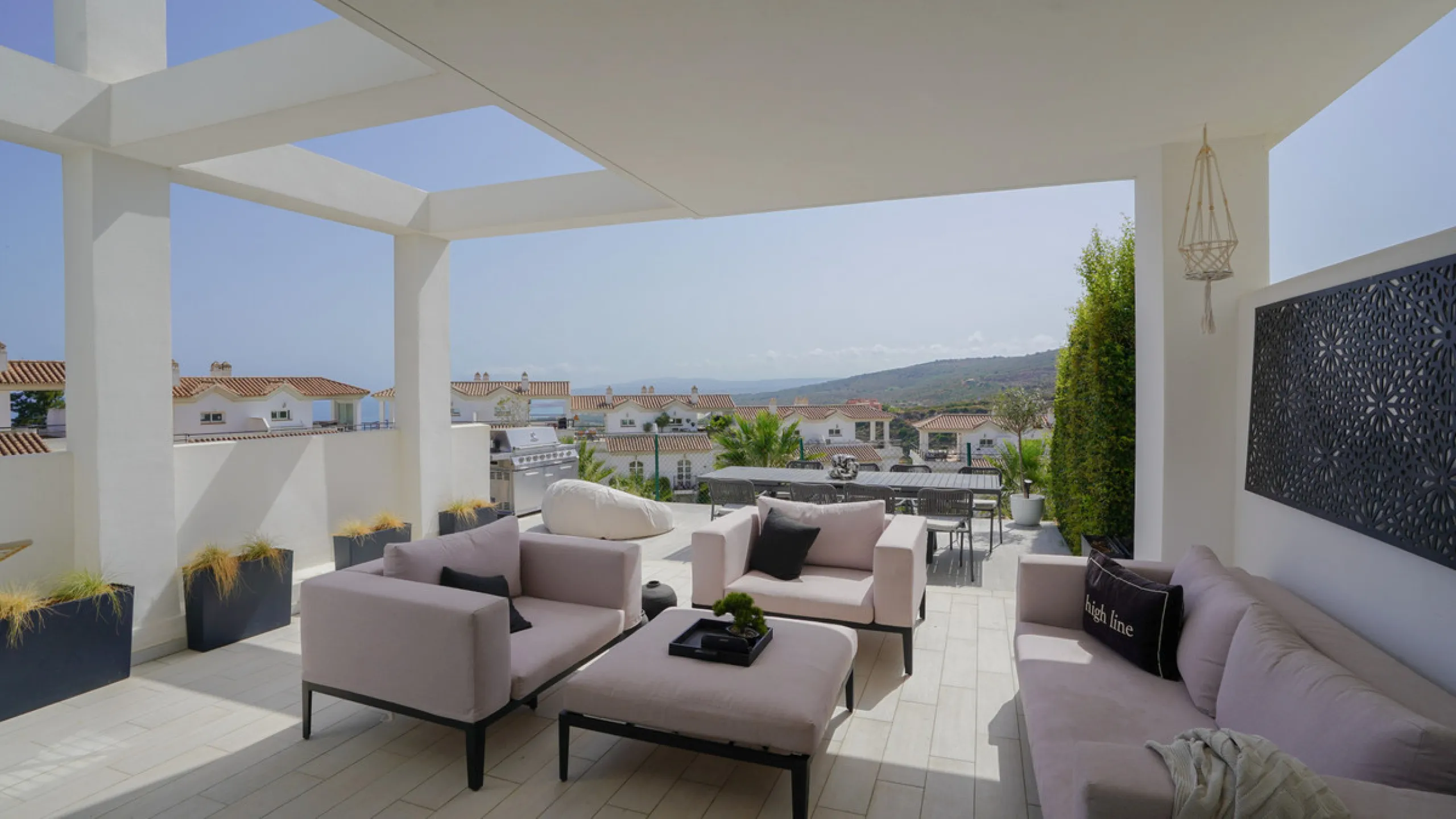 This beautifully furnished 3-bedroom semi-detached house is located in the sought-after Bahía de las Rocas area of Manilva, perfectly positioned between Sotogrande and La Duquesa. Set within a secure gated community, this south-facing property offers brea