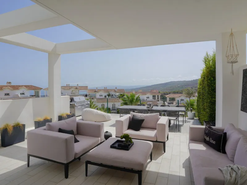 This beautifully furnished 3-bedroom semi-detached house is located in the sought-after Bahía de las Rocas area of Manilva, perfectly positioned between Sotogrande and La Duquesa. Set within a secure gated community, this south-facing property offers brea