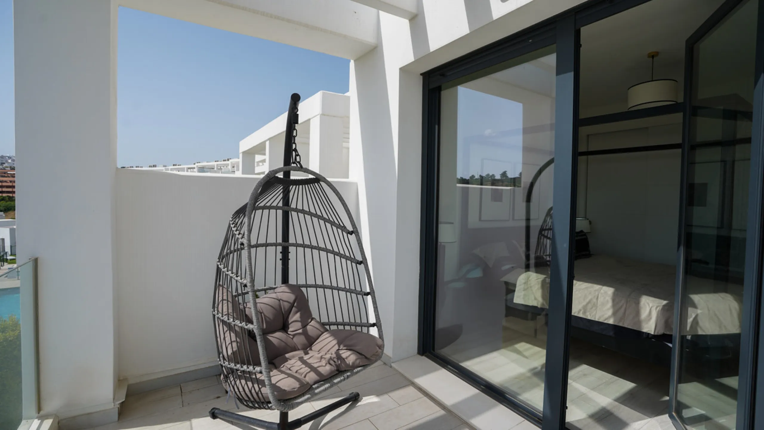 This beautifully furnished 3-bedroom semi-detached house is located in the sought-after Bahía de las Rocas area of Manilva, perfectly positioned between Sotogrande and La Duquesa. Set within a secure gated community, this south-facing property offers brea