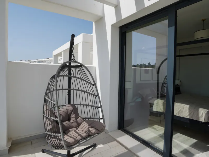 This beautifully furnished 3-bedroom semi-detached house is located in the sought-after Bahía de las Rocas area of Manilva, perfectly positioned between Sotogrande and La Duquesa. Set within a secure gated community, this south-facing property offers brea