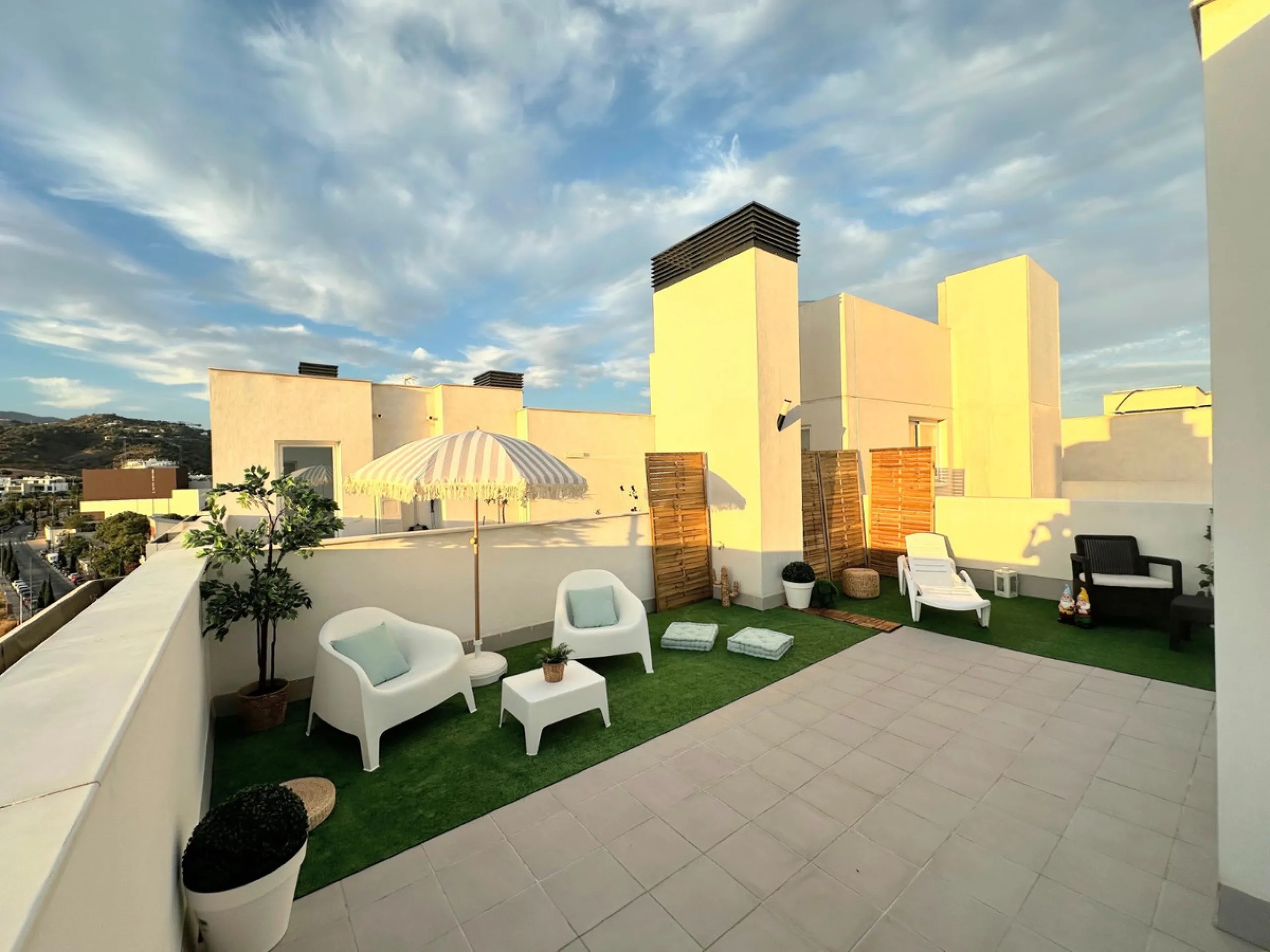 This exceptional newly built corner duplex penthouse offers an outstanding living experience, bathed in natural light thanks to its privileged south and west orientation. Located in one of Estepona's most desirable residential areas, it provides the perfe