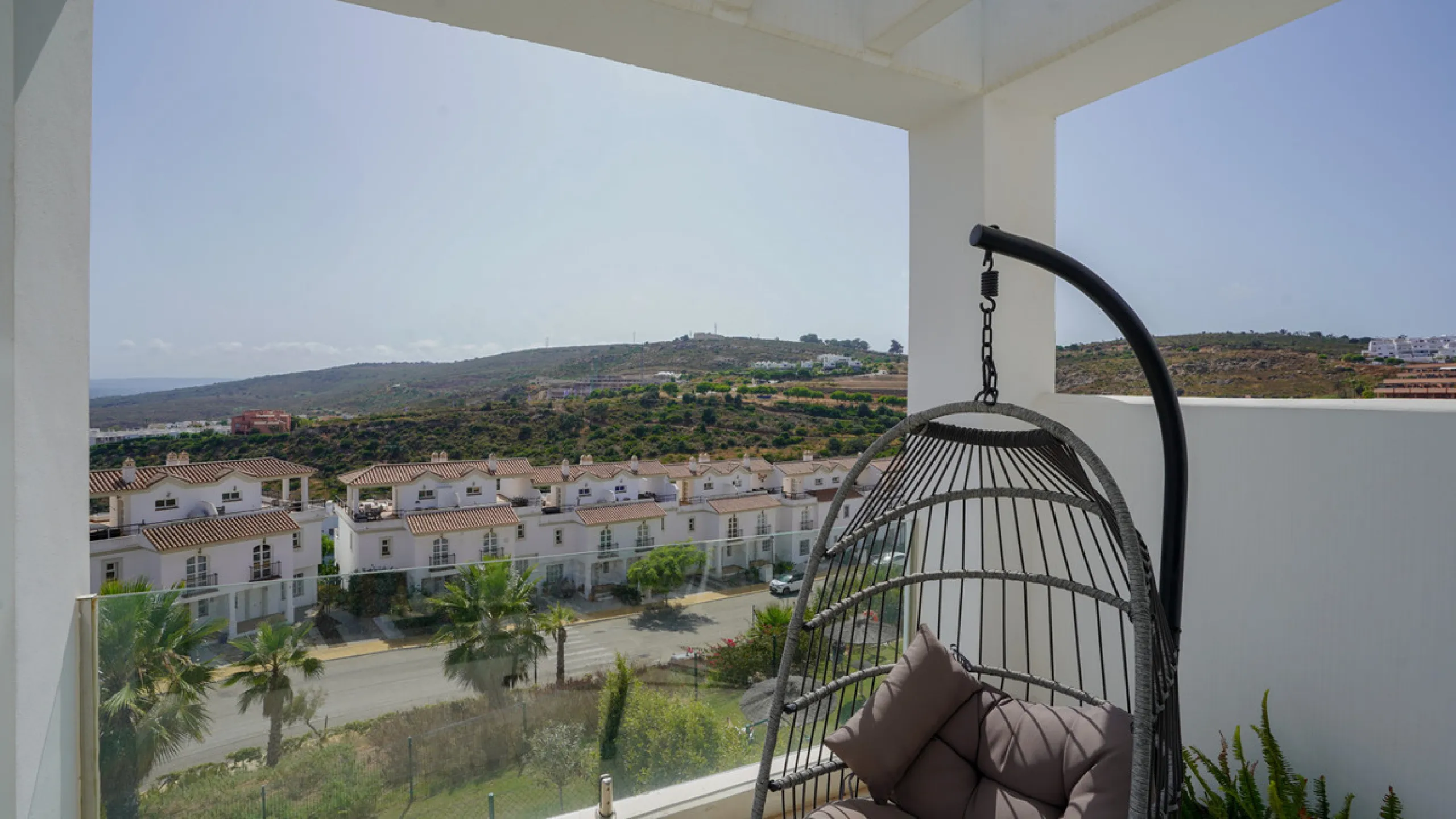 This beautifully furnished 3-bedroom semi-detached house is located in the sought-after Bahía de las Rocas area of Manilva, perfectly positioned between Sotogrande and La Duquesa. Set within a secure gated community, this south-facing property offers brea