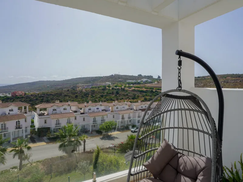 This beautifully furnished 3-bedroom semi-detached house is located in the sought-after Bahía de las Rocas area of Manilva, perfectly positioned between Sotogrande and La Duquesa. Set within a secure gated community, this south-facing property offers brea
