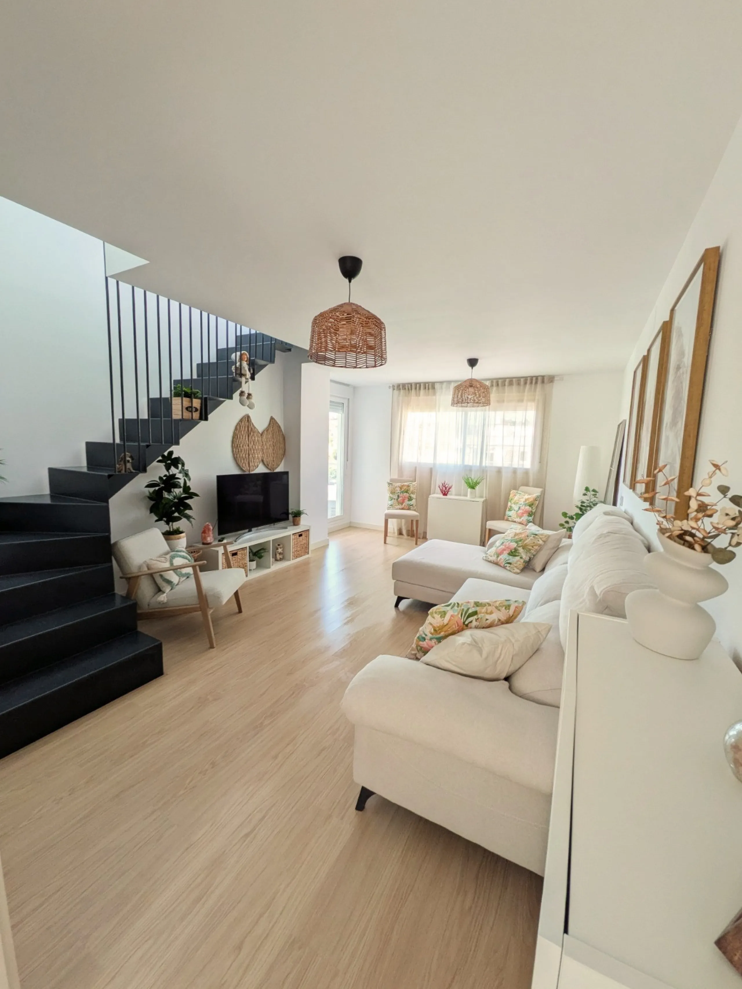This exceptional newly built corner duplex penthouse offers an outstanding living experience, bathed in natural light thanks to its privileged south and west orientation. Located in one of Estepona's most desirable residential areas, it provides the perfe