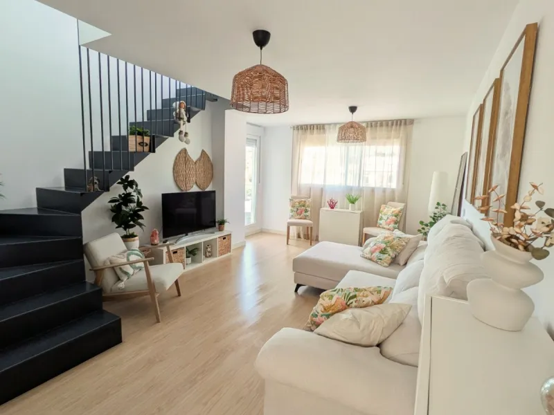 This exceptional newly built corner duplex penthouse offers an outstanding living experience, bathed in natural light thanks to its privileged south and west orientation. Located in one of Estepona's most desirable residential areas, it provides the perfe